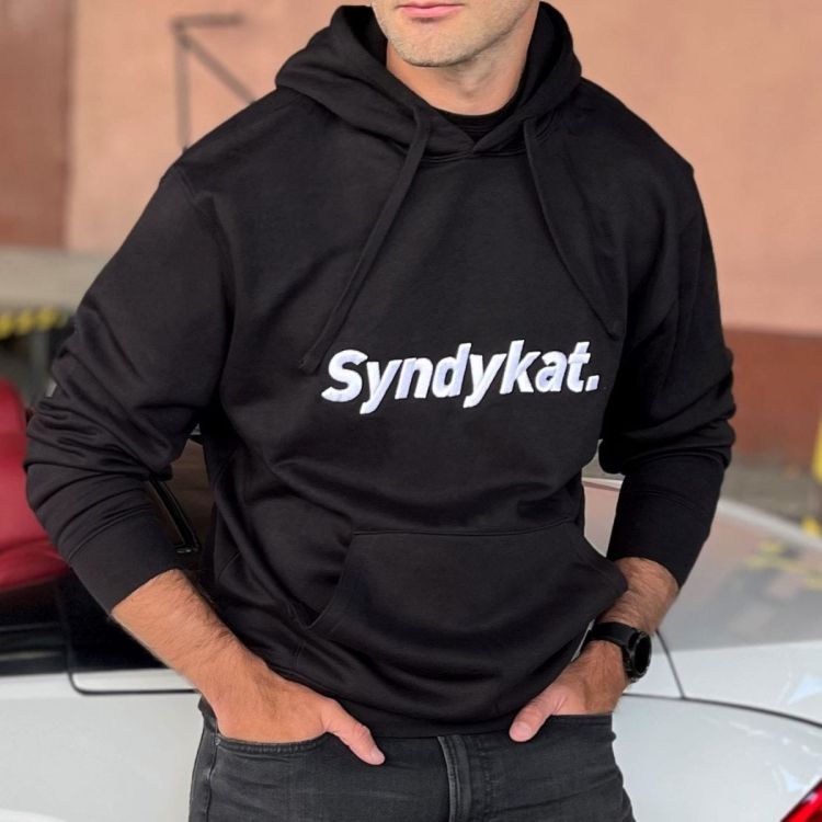 bluza kangur Syndykat czarna + biały haft BMW bluza z kapturem prezent dla fana.jpg