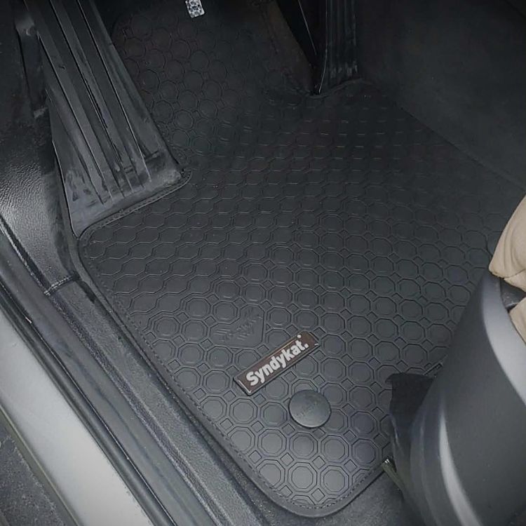 BMW X5 E70 dywaniki gumowe Syndykat PREMIUM czarne w aucie.jpg