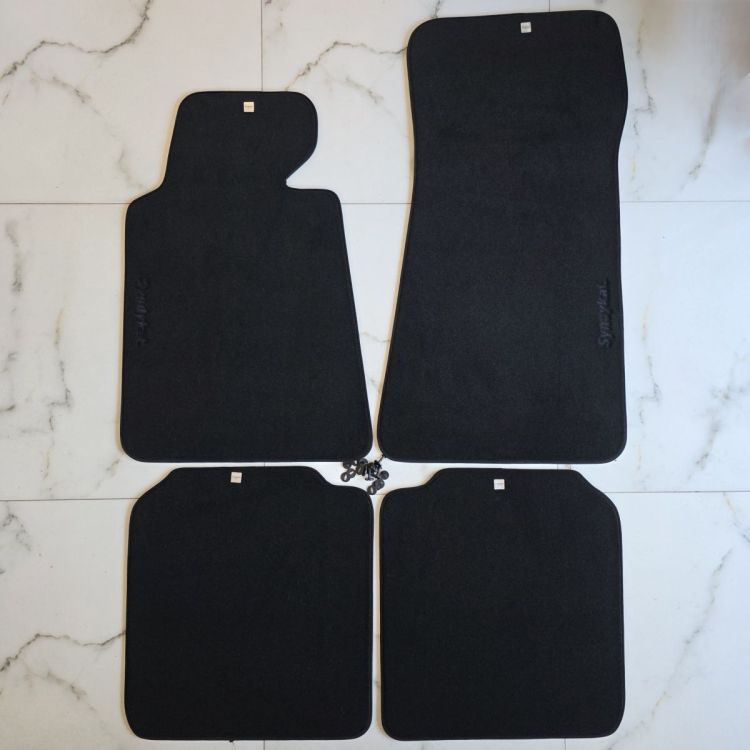 BMW E32 LONG dywaniki welurowe czarne LUX czarny napis Syndykat.jpg