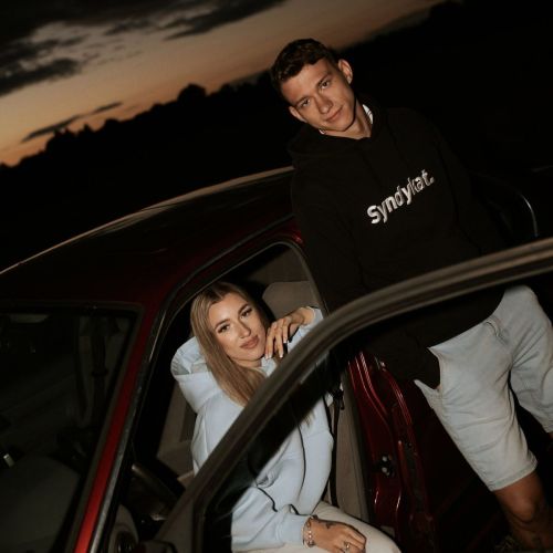 Bluza czarna z kapturem BMW Syndykat biały napis kangurka prezent dla fana dla niej dla niego.jpg